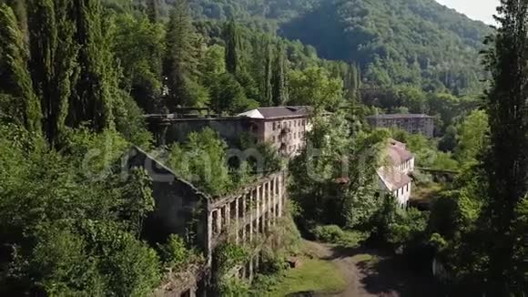 失去了生长过度的采矿鬼城阿卡马拉阿布哈兹战争的后果无人机的鸟瞰图视频的预览图