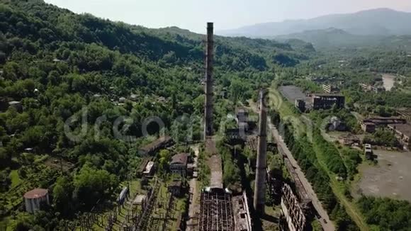 格鲁吉亚阿布哈兹废弃的特克瓦尔切利热电厂的鸟瞰图视频的预览图