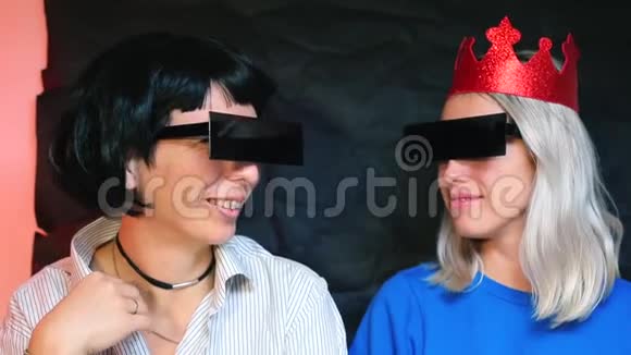 两个戴着黑眼镜的女朋友在单身派对上的肖像视频的预览图