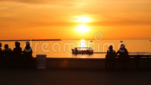 美丽的日落在黑海的塞瓦斯托波尔克里米亚观看令人惊叹的橙色日落的人剪影视频的预览图