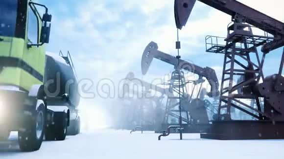 工业油泵在冬季运行在油田泵原油油车经过油泵视频的预览图