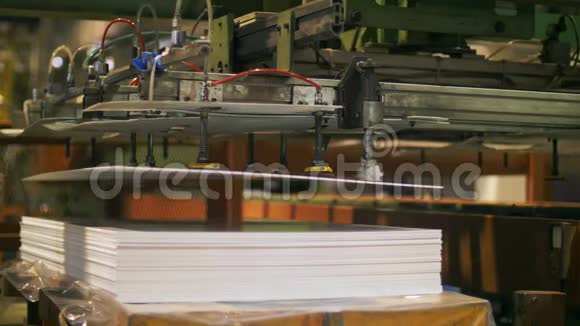 机器人机械手将塑料布堆放在工业工厂视频的预览图