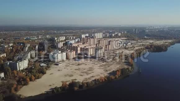 在沃罗涅日市建造现代化住宅摩天大楼的上空飞行视频的预览图