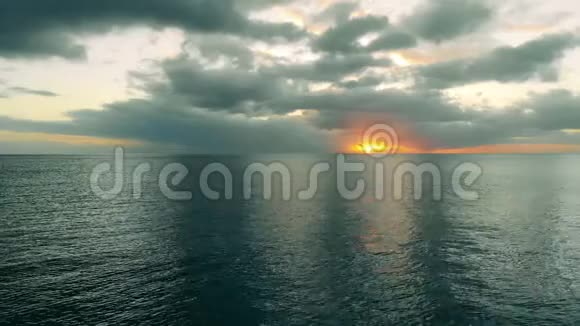 太阳正落在海面上海面从上方射出视频的预览图