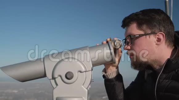 人将望远镜对准观察甲板视频的预览图