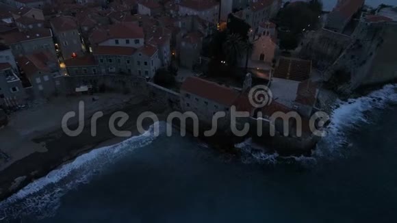 黄昏时鸟瞰滨海老城布德瓦和中世纪建筑视频的预览图