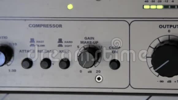 录音室的一架音频压缩机视频的预览图