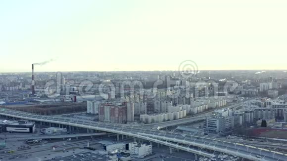 圣彼得堡市的鸟瞰图清晨无人机飞越城市上空视频的预览图