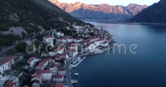 黑山博卡湾和老镇Perast的鸟瞰图视频的预览图