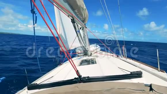 白色帆船在海浪上摇摆帆船游艇在公海航行视频的预览图