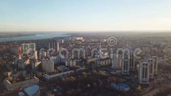 沃罗涅日市秋日从无人驾驶飞机鸟瞰视频的预览图