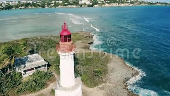 拥有白色灯塔的度假海岸线无人机拍摄美丽的灯塔视频的预览图