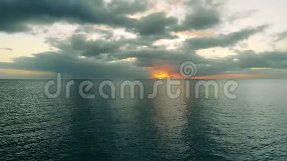 日落水景的动态视野视频的预览图
