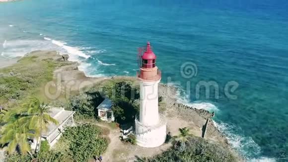 卡拉维人的美丽灯塔灯塔正站在阳光明媚的海滨视频的预览图