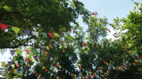 节日用多色纸旗装饰花环孩子们生日聚会风景装修工程视频的预览图