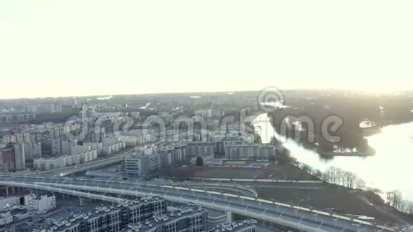 从空中俯瞰西部高速直径和圣彼得堡市视频的预览图
