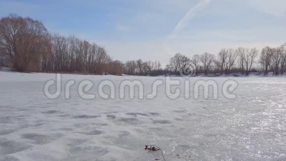 一片覆盖着白雪的冬日乡村池塘的全景视频的预览图