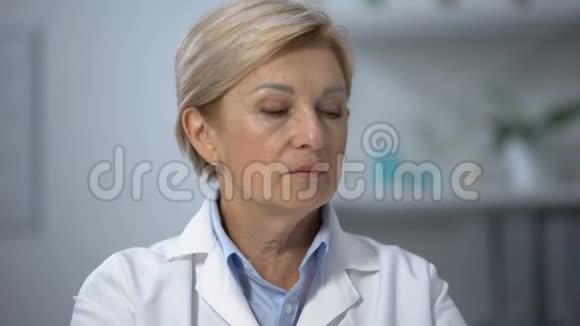 成熟的女性放射科医生显示脑部x光和摇头诊断不好视频的预览图