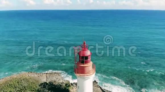 有古老灯塔的海岸大西洋上灯塔的鸟瞰图视频的预览图
