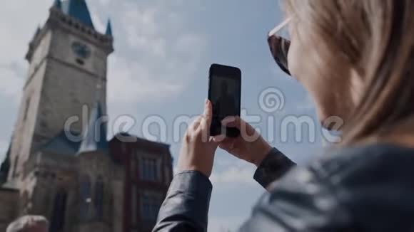 游客用电话拍下旧市政厅钟楼的照片视频的预览图