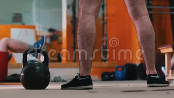 体育训练健身房里的男人做运动前台的男人放下体重视频的预览图