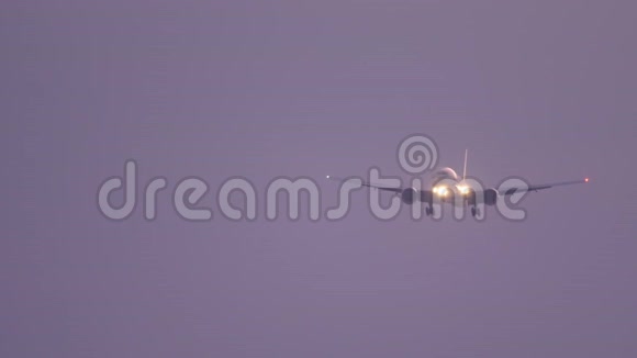 日落时分飞机在海面上空盘旋视频的预览图