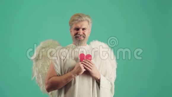 有趣的人作为一个有翅膀的丘比特祝贺圣瓦伦丁节情人节的礼物情人节视频的预览图