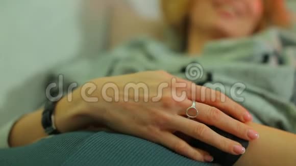一个躺在床上的女孩的手视频的预览图