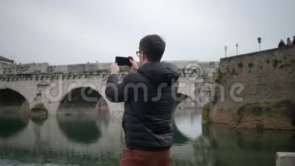 古建筑反映在河流中的人电影视频的预览图
