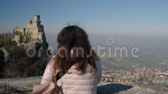 长发黑发女子仰慕瓜伊塔城堡视频的预览图