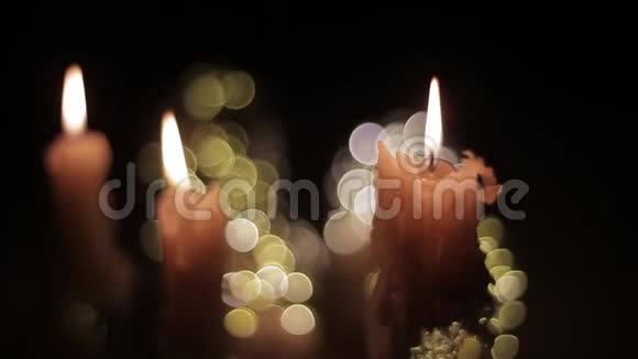在黑暗中燃烧的蜡烛在各种眩光下燃烧在一个黑暗的房间里近距离观看蜡烛视频的预览图