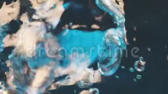慢动作气泡从深度上升到表面的流动泡泡背景视频的预览图