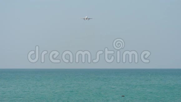 飞机在海洋上空接近视频的预览图