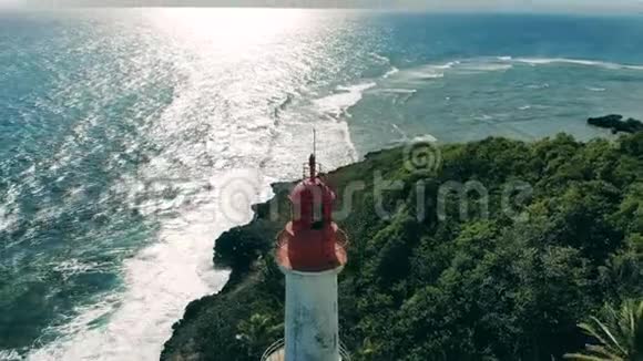 海滨灯塔的上方大西洋上灯塔的鸟瞰图视频的预览图