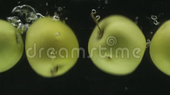整个绿色的苹果带着气泡掉进水里慢动作视频的预览图
