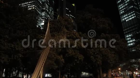 黄金雕塑及其上方法兰克福的天际线视频的预览图