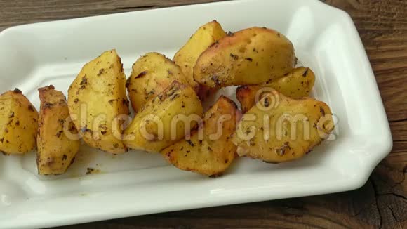 土豆楔烤炉加百里香视频的预览图