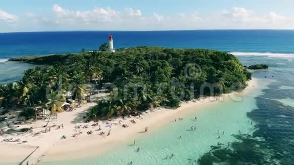 有灯塔和海滩的海滨度假岛视频的预览图