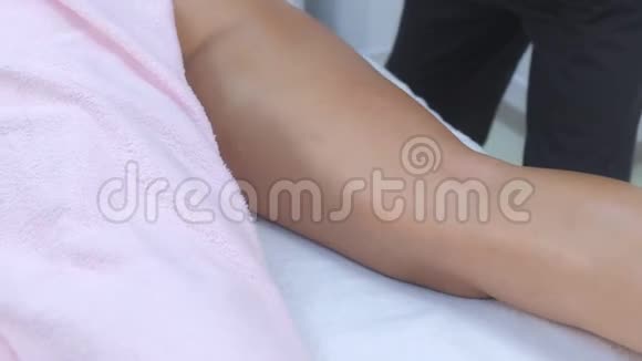 男医生在临床上对女性揉腿做雕塑性肢体提拉按摩视频的预览图