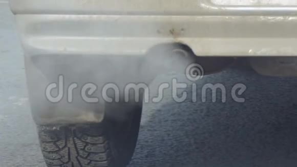 从汽车排气管出口出烟汽车冒烟视频的预览图