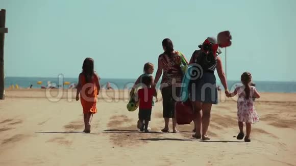有孩子的大家庭走向大海视频的预览图