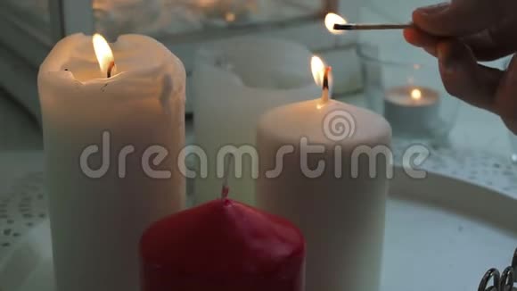 女人点着白色和红色的蜡烛视频的预览图