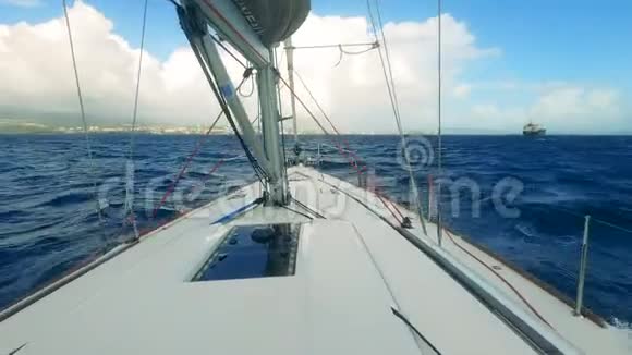 游艇在海上航行帆船在前面展示的海洋视频的预览图
