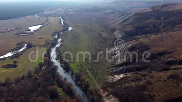 乌克兰哈尔科夫地区的Dvurechansky国家公园美景空中拍摄奥斯卡的俯视图视频的预览图