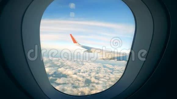 从飞机舱拍摄的快速飞行视频的预览图