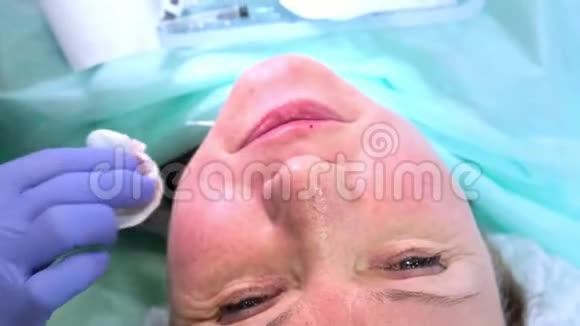 美容医生为一位女士面部准备了一种化妆品注射透明质酸美丽的女人视频的预览图