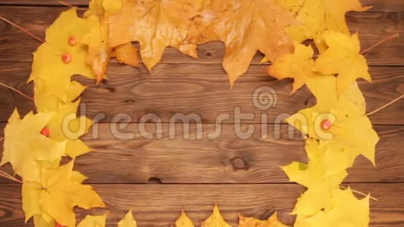 黄橙色落叶上深棕色木桌背景视频的预览图