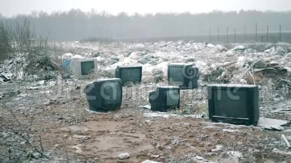 垃圾填埋场降雪期间的废弃电视视频的预览图