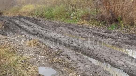 秋季不通的乡村道路滑视频的预览图