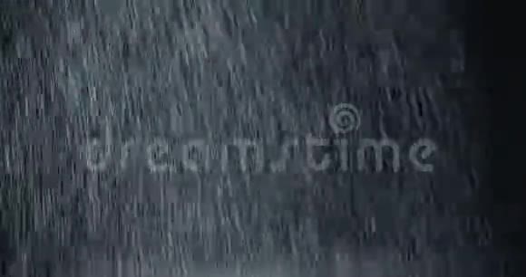 镜头前的大雨缓动墙视频的预览图